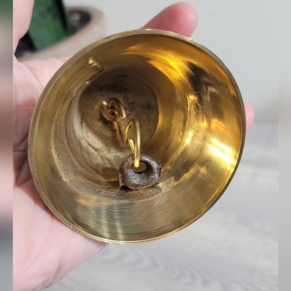 Vintage Brass Souvenir Bell – Kuwait – Hand Painted Floral – Collectible Decor - Picture 4 of 5